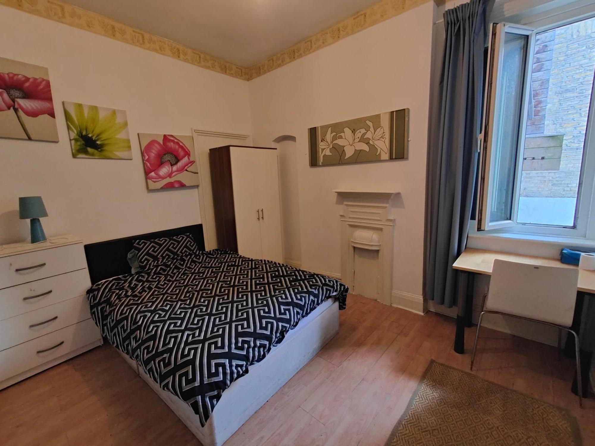 Large House In London's Trendiest Area * Londra